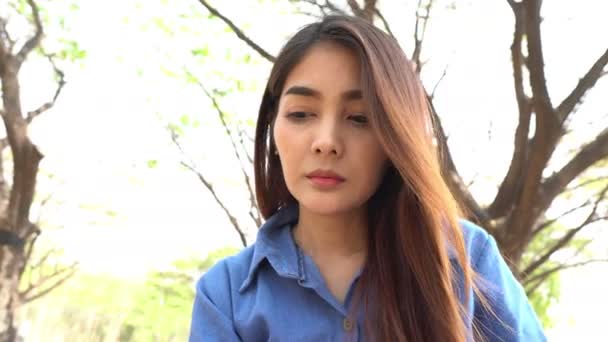 昼間の秋の公園でポーズをとる若いアジア人の女の子 — ストック動画