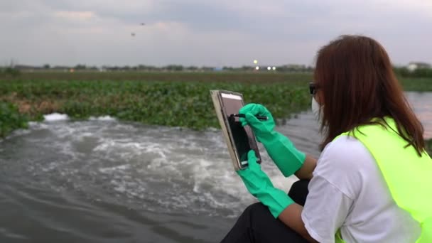 Ecologista Femenina Trabajando Cerca Estación Limpieza Agua — Vídeo de stock