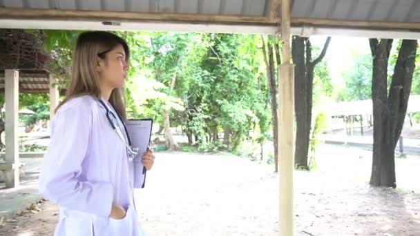 Άποψη Της Νεαρής Γυναίκας Γιατρό Στηθοσκόπιο Στέκεται Εξωτερικούς Χώρους — Αρχείο Βίντεο