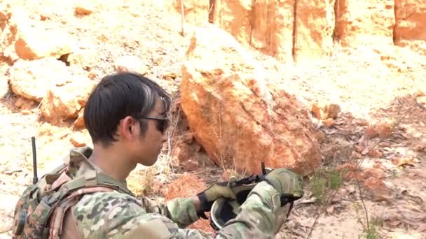 Soldat Einer Spezialeinheit Bei Militäroperation Der Wüste — Stockvideo