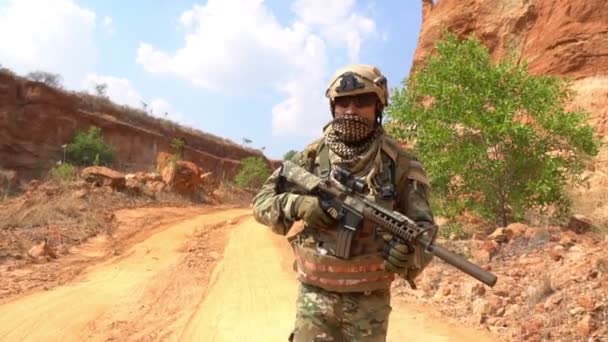 Soldado Forças Especiais Guerra Deserto Durante Operação Militar — Vídeo de Stock