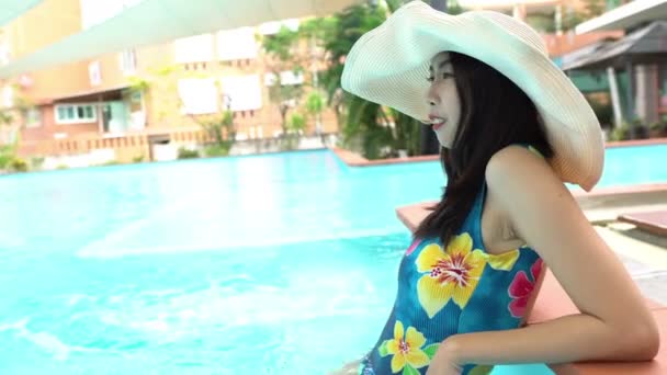 Junge Frau Mit Hut Und Buntem Badeanzug Entspannt Schwimmbad — Stockvideo