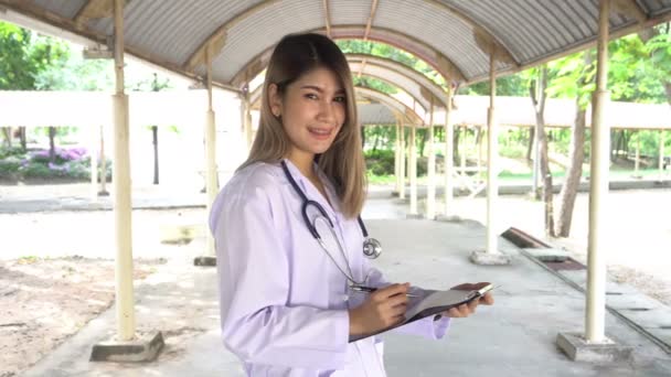 Άποψη Της Νεαρής Γυναίκας Γιατρό Στηθοσκόπιο Στέκεται Εξωτερικούς Χώρους — Αρχείο Βίντεο