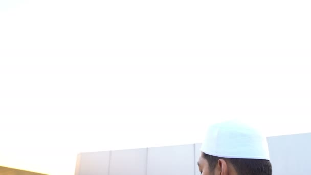 Asiatischer Muslimischer Mann Der Tagsüber Betet — Stockvideo