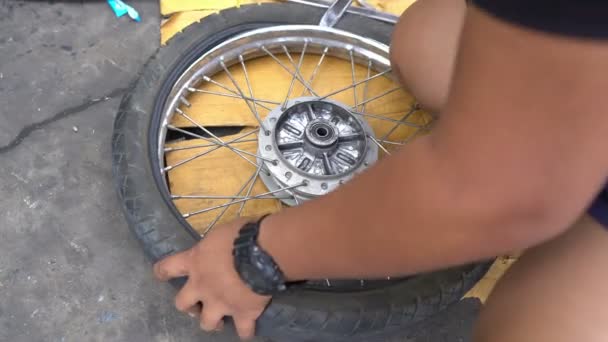 Nahaufnahme Eines Mannes Der Motorrad Repariert — Stockvideo