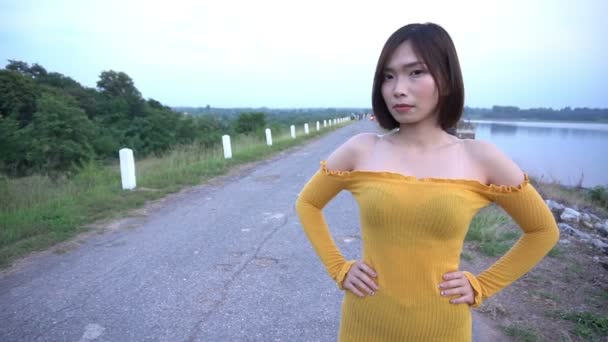 Schöne Asiatische Frau Gelbem Kleid Posiert Freien — Stockvideo