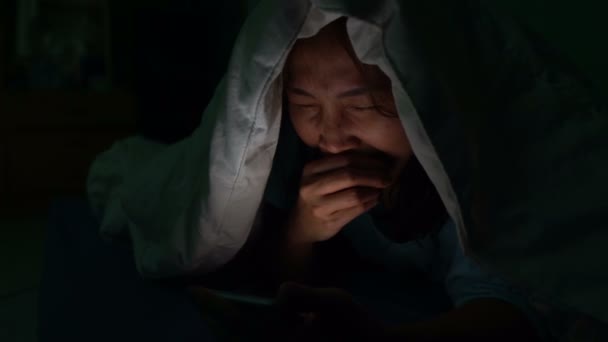 Ασιάτισσα Γυναίκα Παίζει Παιχνίδι Στο Smartphone Στο Κρεβάτι Νύχτα — Αρχείο Βίντεο