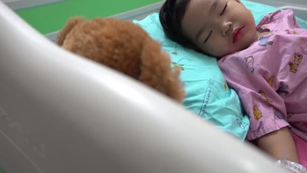 Ασιατικό Χαριτωμένο Κοριτσάκι Ξαπλωμένο Σταγονόμετρο Στο Κρεβάτι Στο Νοσοκομείο — Αρχείο Βίντεο