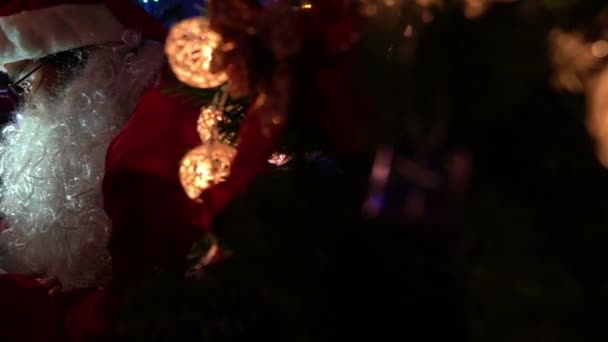 Santa Läsa Bok Med Liten Pojke Nära Julgran Med Girland — Stockvideo