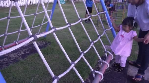 Mère Fille Jouent Avec Plaisir Aire Jeux Thaïlande Personnes — Video