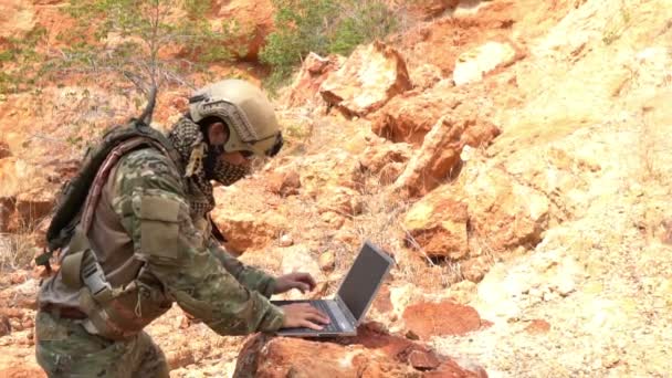 Soldat Einer Spezialeinheit Bei Militäroperation Der Wüste — Stockvideo