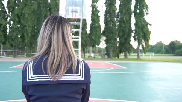 Ung Asiatisk Flicka Skolan Form Poserar Utomhus — Stockvideo