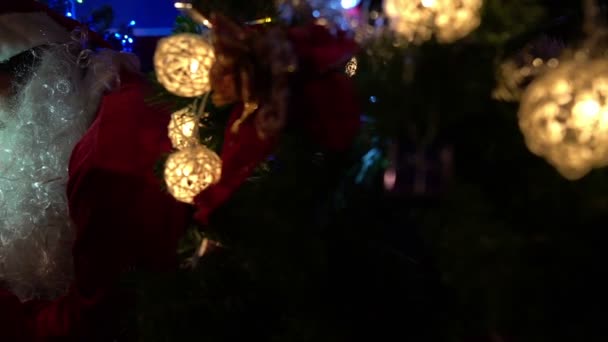 圣诞老人和小男孩在圣诞树旁看书 带着花环和快乐假期的概念 — 图库视频影像
