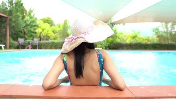 Jovem Mulher Chapéu Fato Banho Colorido Relaxante Piscina — Vídeo de Stock