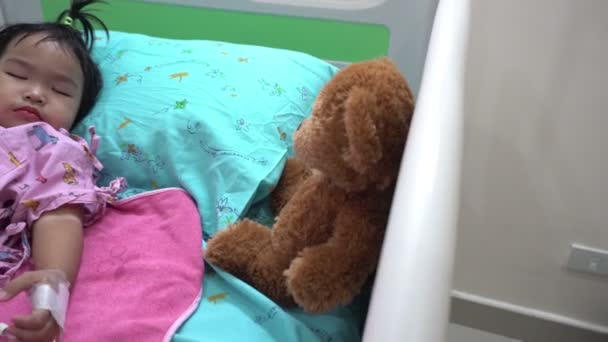 Симпатичная Маленькая Девочка Лежит Капельницей Кровати Больнице — стоковое видео