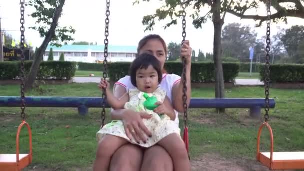 Kilátás Anya Kislánya Nyomja Hinták Parkban — Stock videók