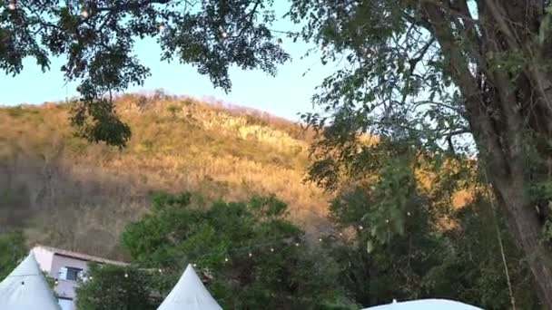 Namioty Domy Pobliżu Gór Lecie — Wideo stockowe