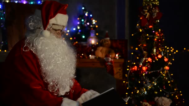Kerstman Lezen Brief Buurt Van Kerstboom Met Slinger Gelukkige Vakantie — Stockvideo