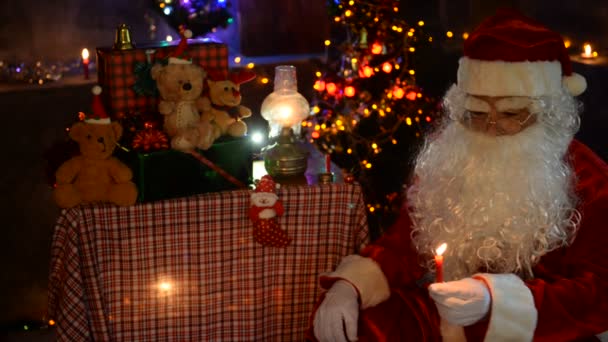 Santa Reading Letter Christmas Tree Garland Happy Holidays Concept — Stock Video