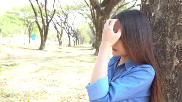 Genç Asyalı Kız Güpegündüz Sonbahar Parkında Poz Veriyor — Stok video