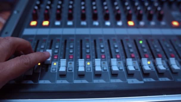 Close Mão Masculina Trabalhando Mixer Estúdio Musical — Vídeo de Stock