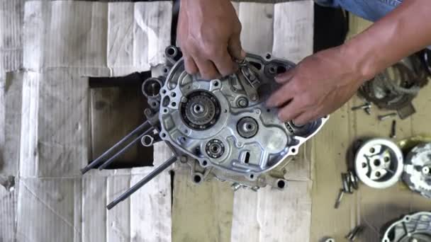 Primer Plano Del Hombre Reparación Motocicleta — Vídeo de stock