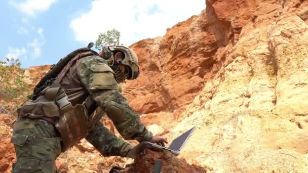 Voják Zvláštních Jednotek Válce Poušti Během Vojenské Operace — Stock video