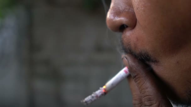 Куріння Азіатського Чоловіка Народ Таїланду Поняття Пригніченої Людини — стокове відео