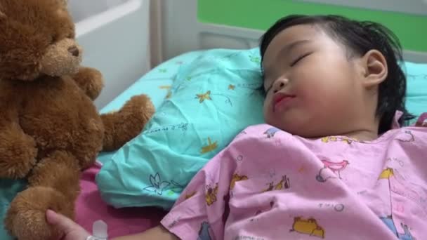 Pequeña Chica Asiática Linda Acostada Con Una Gatita Cama Hospital — Vídeo de stock