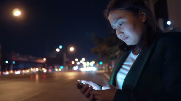 Mujer Usando Teléfono Inteligente Mientras Está Pie Lado Carretera — Vídeos de Stock