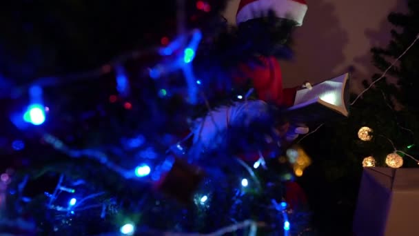 Weihnachtsmann Lesebuch Mit Kleinem Jungen Der Nähe Von Weihnachtsbaum Mit — Stockvideo