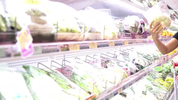 Mère Fille Mignonne Choisissant Des Produits Supermarché — Video