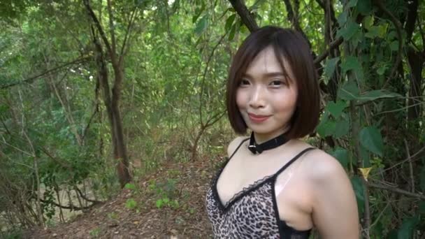 Hermosa Mujer Asiática Lencería Leoparda Que Encuentra Aire Libre — Vídeo de stock