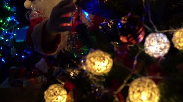 Санта Прикрашає Ялинку Гірляндою Концепція Щасливих Свят — стокове відео
