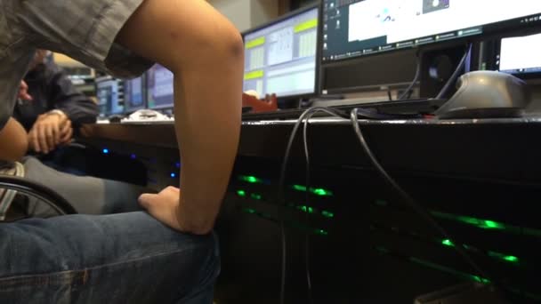 Инженер Работает Диспетчерской Установка Программы Управления Ремонт Системы Таиланд Люди — стоковое видео