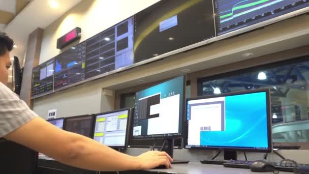 Engenheiro Trabalhando Sala Controle Instale Programa Para Controle Sistema Reparo — Vídeo de Stock