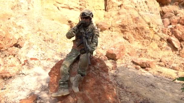 Soldado Fuerzas Especiales Guerra Desierto Durante Operación Militar — Vídeos de Stock