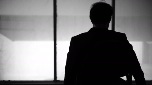 Silhouette Eines Geschäftsmannes Zimmer — Stockvideo