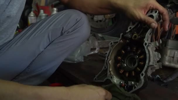 gros plan de l'homme réparer moto  