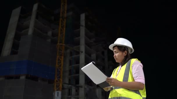 Nşaat Alanında Çalışan Mühendis Kadın — Stok video