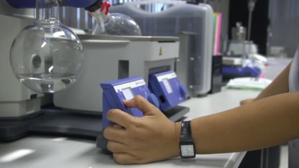 研究室で働いているアジアの科学者の終わり 実験結果を見つけるための研究者 — ストック動画