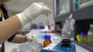 Laboratuvarda çalışan kadın bilim adamı.