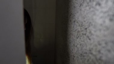 Yüzünde kan, korku sahnesi, Cadılar Bayramı konsepti olan Asyalı kadın.