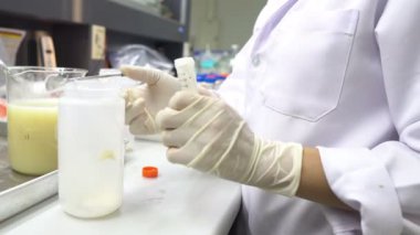 Laboratuvarda çalışan kadın bilim adamı.