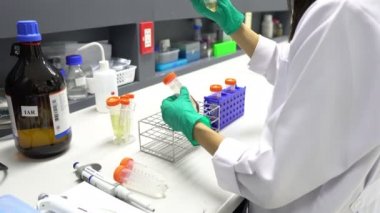 Laboratuvarda çalışan kadın bilim adamı.