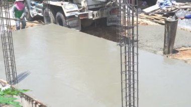 Asyalı işçilerin gündüz nesne inşaatında çalışmalarına bakış