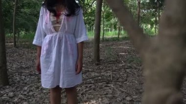 Zombi suratlı Asyalı kadın portresi. Açık hava, korku sahnesi, Cadılar Bayramı konsepti.