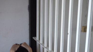 Demir hapishaneyi yakalamak isteyen kadının elleri, mahkum konsepti.