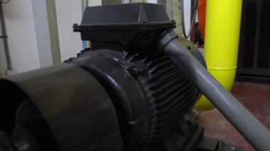 Büyük bir fabrikanın atık su yönetim sisteminde Asya Bakım Mühendisi, Tayland 'daki ısıtma sistemi ekipmanlarının teknik verilerini kontrol ediyor.