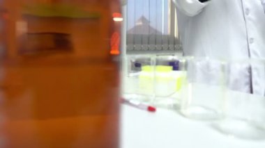 Laboratuvarda çalışan kadın bilim adamı.
